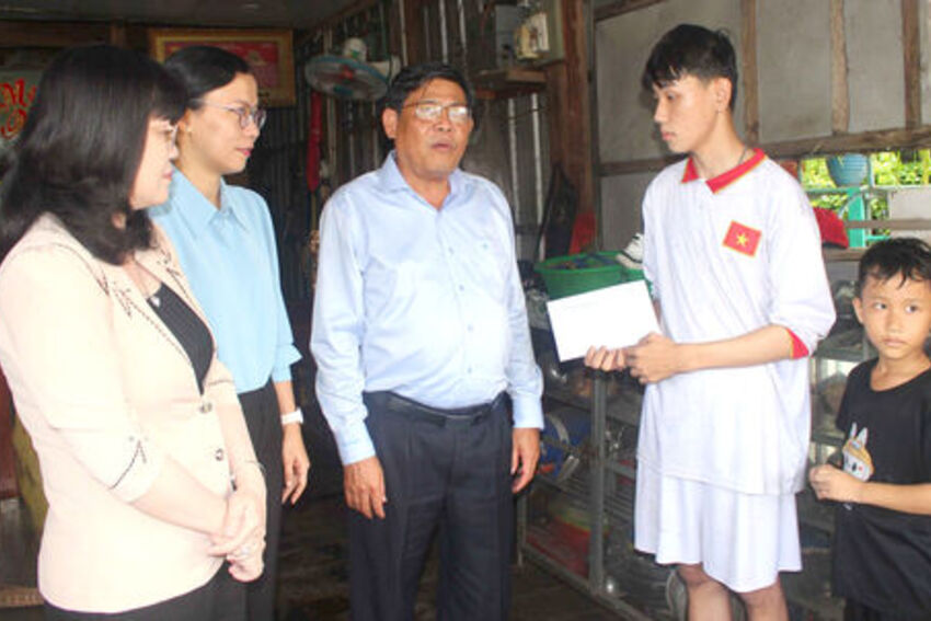 Phó Chủ tịch UBND tỉnh An Giang thăm, hỗ trợ các hộ dân bị ảnh hưởng bởi dông lốc