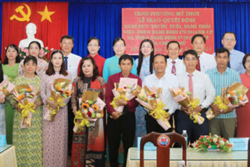 Phường Mỹ Thới trao quyết định cho cán bộ nghỉ hưu trước tuổi, thôi việc và tiếp nhận cán bộ 