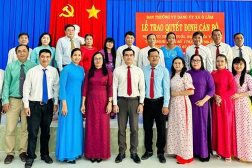 Hai xã Tri Tôn và Ô Lâm trao quyết định về công tác cán bộ