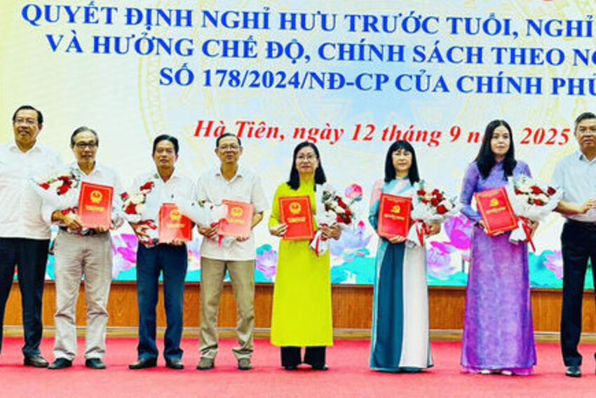 Phường Hà Tiên trao quyết định nghỉ hưu trước tuổi, nghỉ thôi việc cho 19 công chức, viên chức