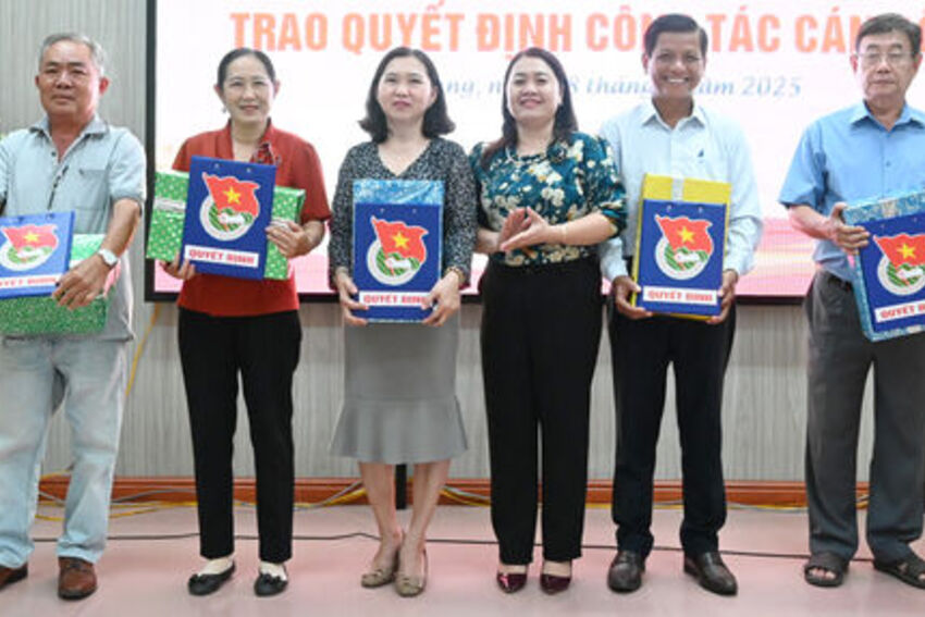 Tỉnh đoàn An Giang trao quyết định nghỉ hưu, nghỉ thôi việc cho cán bộ, công chức, người lao động 