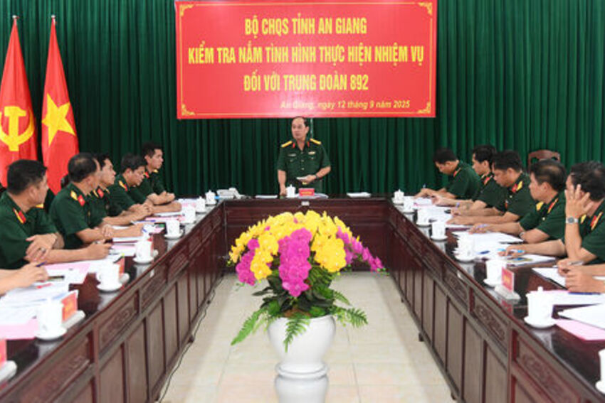 Chỉ huy trưởng Bộ Chỉ huy Quân sự tỉnh An Giang kiểm tra các đơn vị trên tuyến biên giới