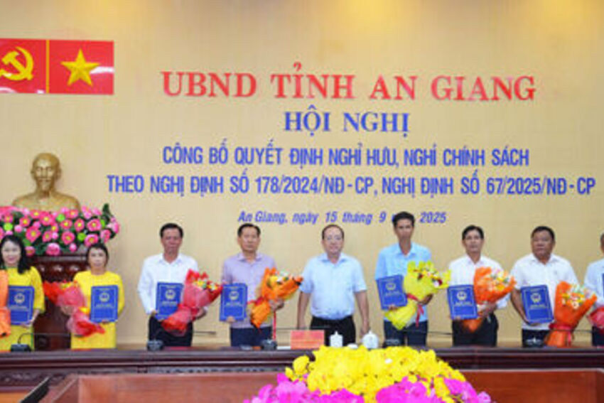 An Giang trao quyết định nghỉ hưu, nghỉ chính sách cho một số cán bộ, công chức 