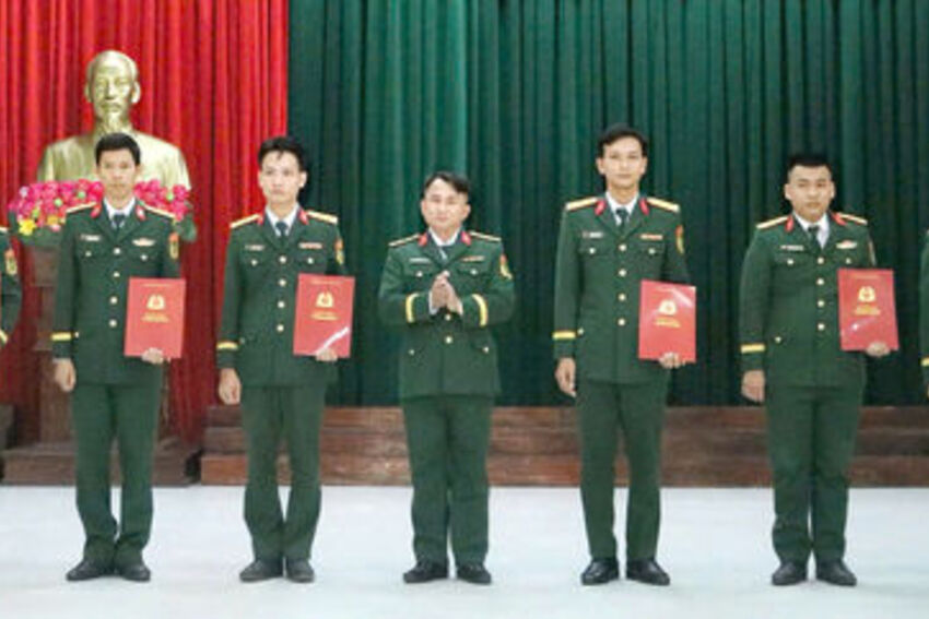 Trung đoàn 20 trao quyết định thăng quân hàm trước niên hạng cho quân nhân chuyên nghiệp
