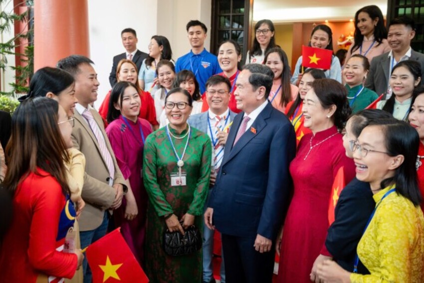 Chủ tịch Quốc hội và Phu nhân gặp gỡ cán bộ, nhân viên Đại sứ quán và đại diện cộng đồng người Việt Nam tại Malaysia