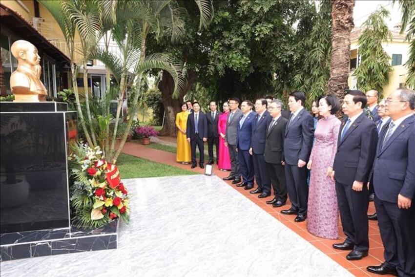 Chủ tịch nước Lương Cường đặt vòng hoa tại tượng Bác Hồ và Bia tưởng niệm trên Đại lộ Hồ Chí Minh ở Luanda