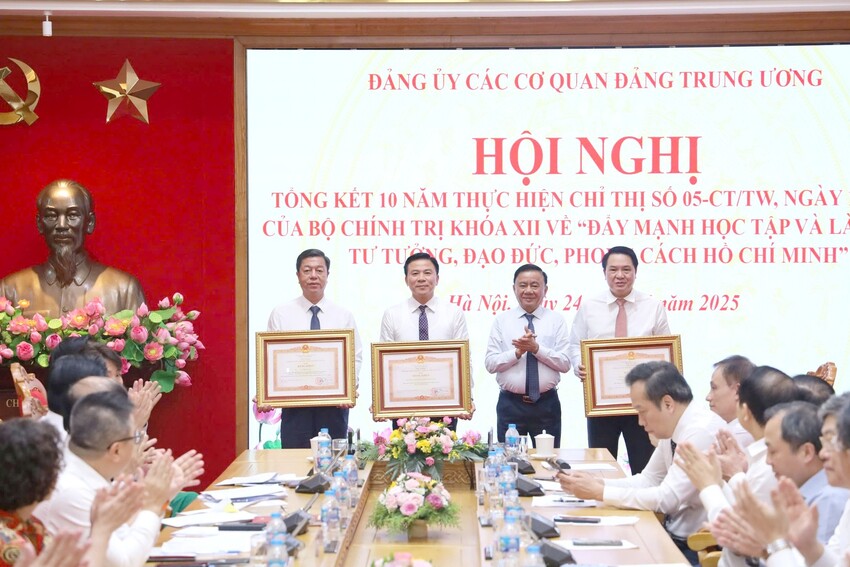 Gắn học tập và làm theo tư tưởng, đạo đức, phong cách Hồ Chí Minh với thực hiện nhiệm vụ chính trị