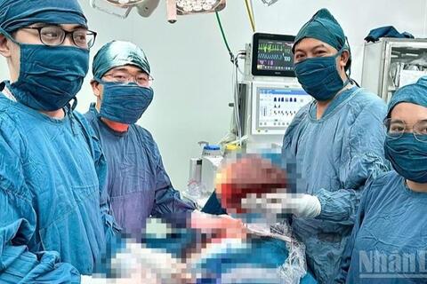 Khánh Hòa: Phẫu thuật thành công khối u vú diệp thể nặng gần 4kg
