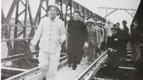 Hồ Chủ tịch chúc mừng năm mới 1955