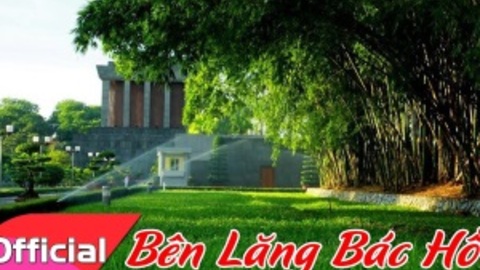 Bên Lăng Bác Hồ