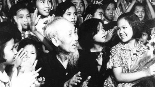 Bác Hồ với các cháu thiếu nhi