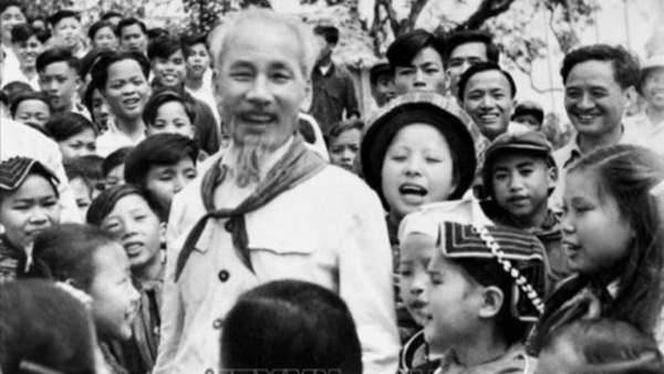 Thiếu niên, nhi đồng bên Lăng Bác Hồ