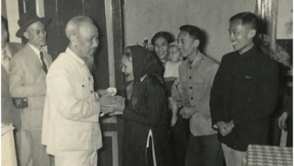 Một số hình ảnh Bác Hồ thăm và chúc Tết ở Hà Nội (1956-1969)