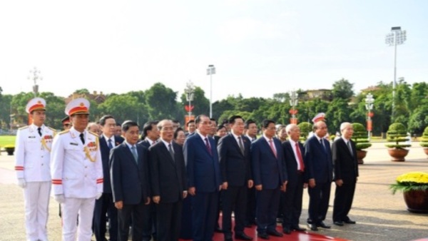 Lãnh đạo Đảng, Nhà nước vào Lăng viếng Chủ tịch Hồ Chí Minh và tưởng niệm các Anh hùng liệt sĩ