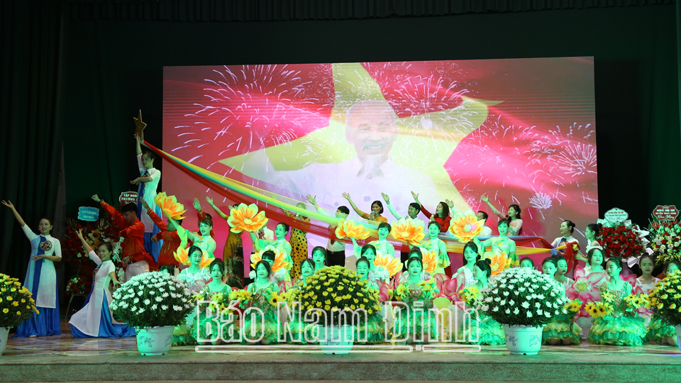 Đoàn Thanh niên huyện Trực Ninh biểu diễn văn nghệ chào mừng Ngày thành lập Đoàn Thanh niên Cộng sản Hồ Chí Minh (26/3).