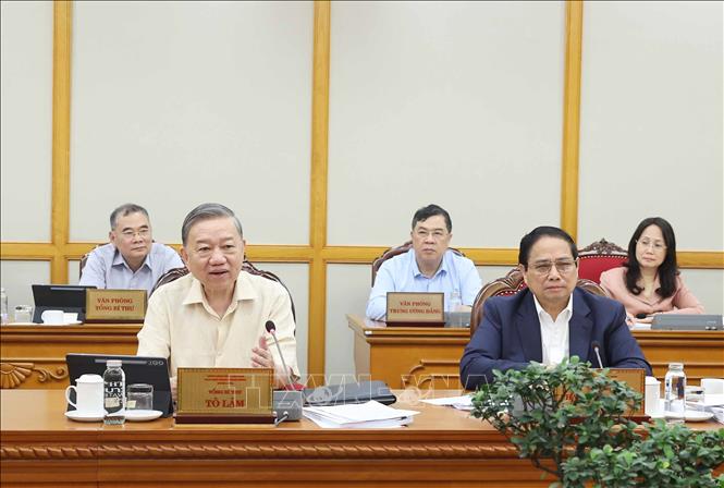 Kết luận của Bộ Chính trị, Ban Bí thư về một số nhiệm vụ tiếp tục xây dựng tổ chức, hoạt động của đơn vị hành chính 2 cấp bảo đảm thông suốt, hiệu quả